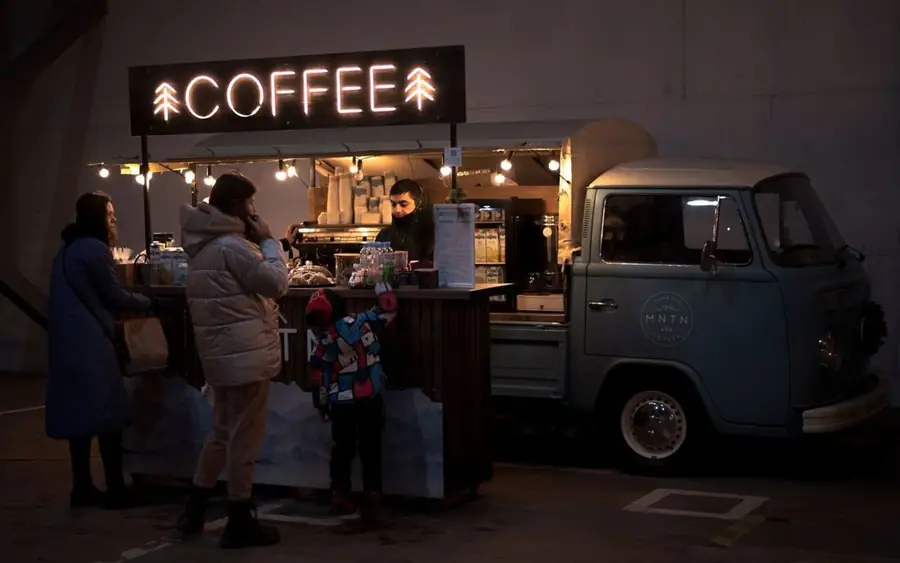 Kaffeeausschank aus einem Oldtimer-Transporter am Abend